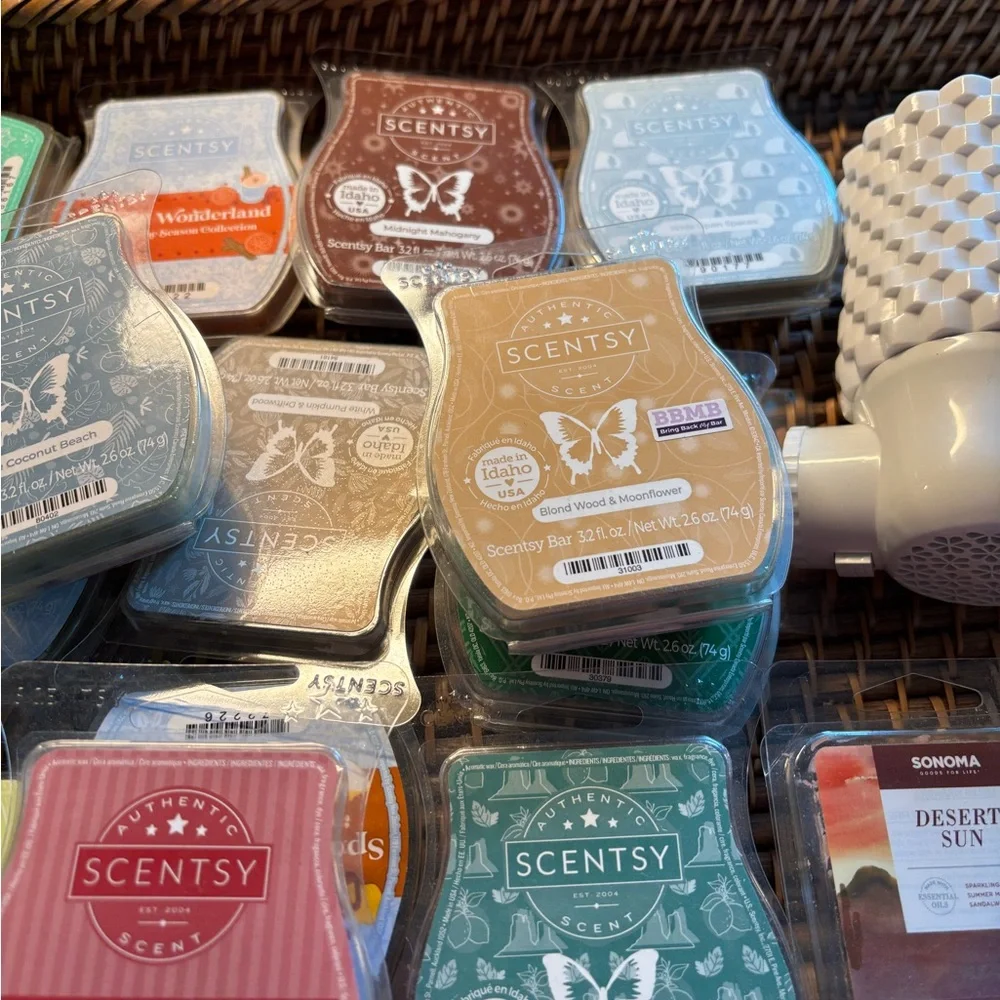Scentsy White Textured Wax Warmer with Assorted Wax Melts - Picture 2 of 7